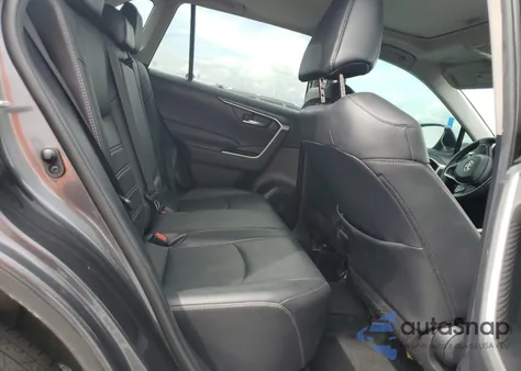 2021 Toyota Rav4 Xle Premium z USA, uszkodzony, nr VIN 2T3C1RFVXMC112776